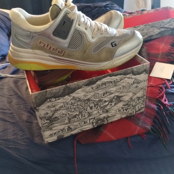 9/5 men authentic Gucci sneakers original box with extra shoelace good condition - Picture 6 of 8